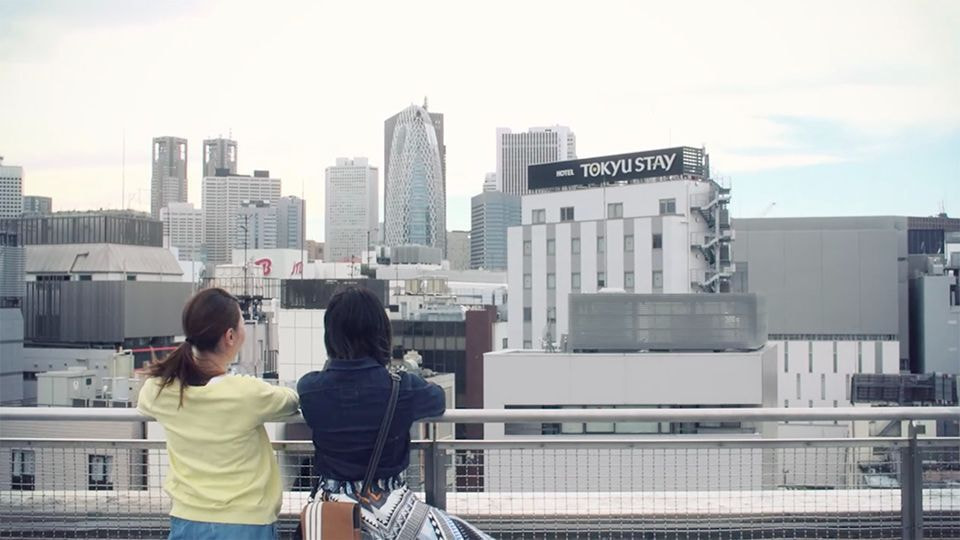 新宿の街並みを眺める2人