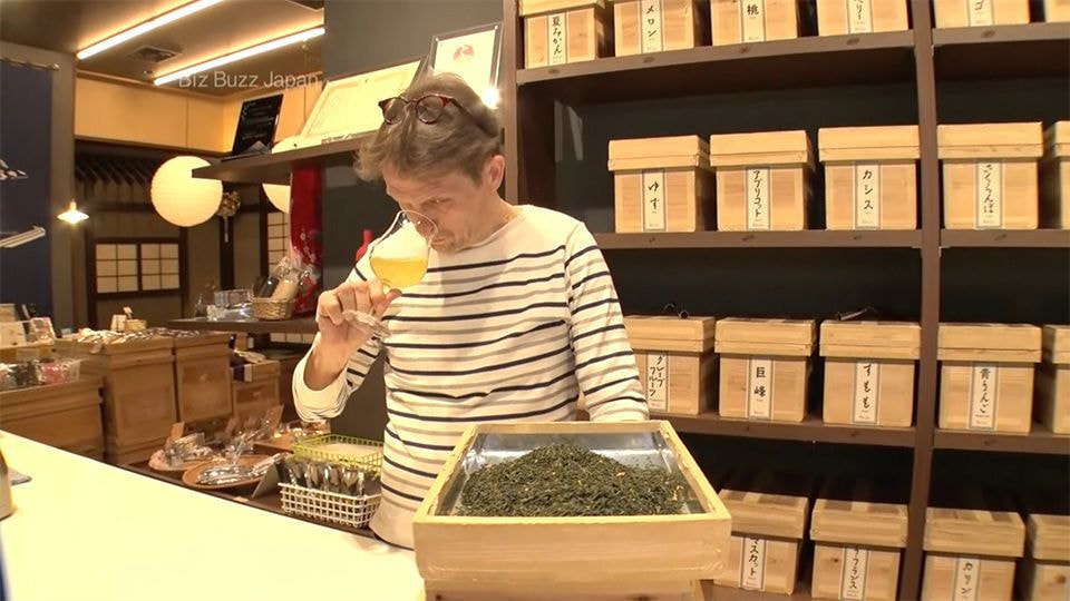 茶葉を吟味する店主