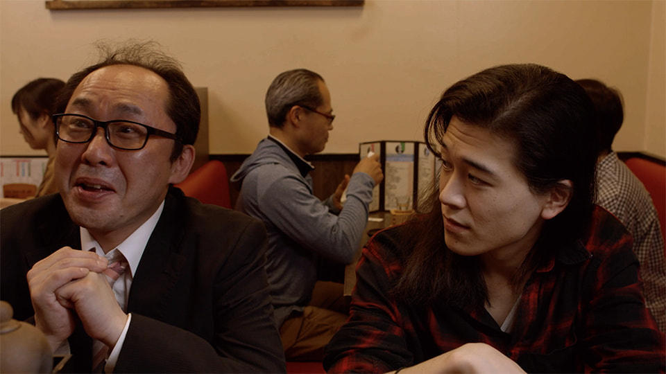 居酒屋にいるおじさんと若い男性