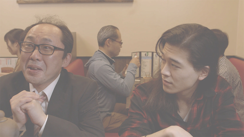 居酒屋にいるおじさんと若い男性