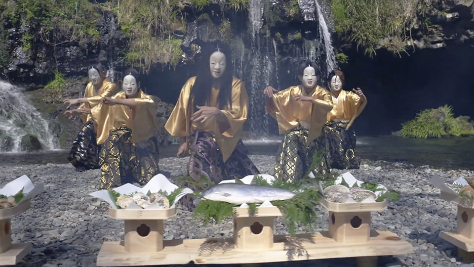 能面を被り踊る男性たち