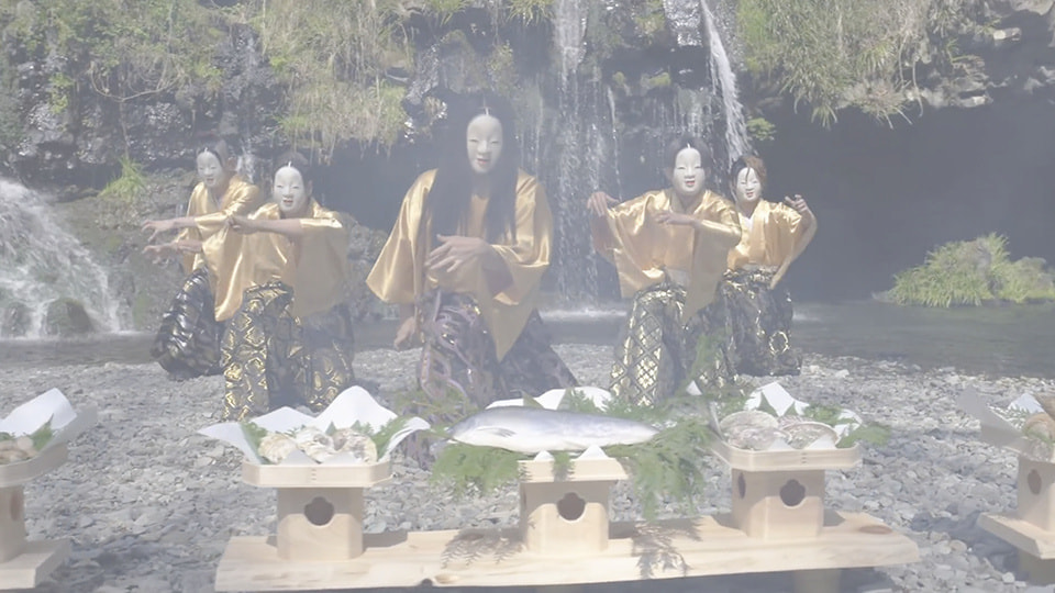 能面を被り踊る男性たち