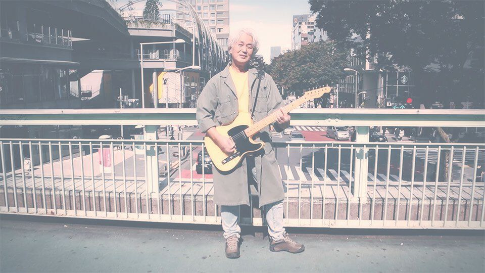 路上で歌う阿尾茂毅
