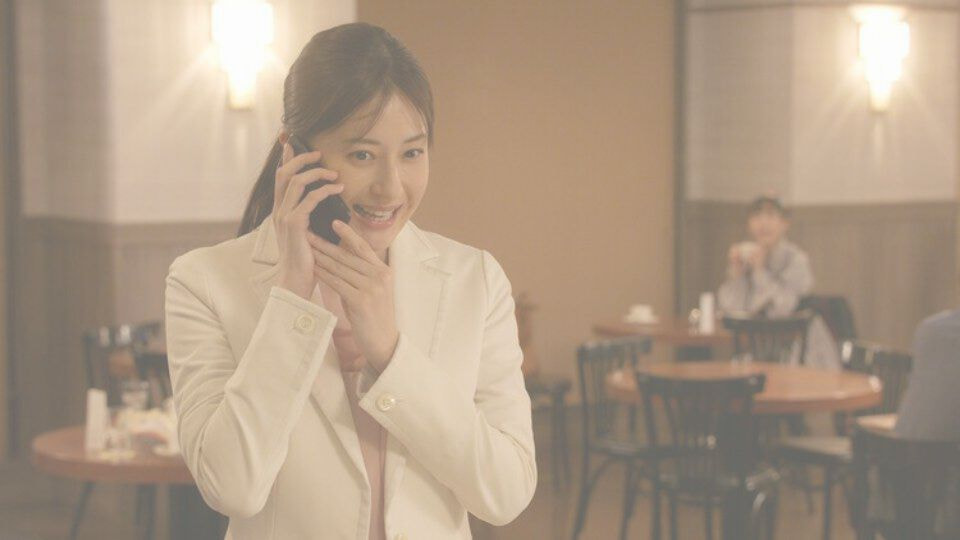 電話する女性とそれを遠目に見ている