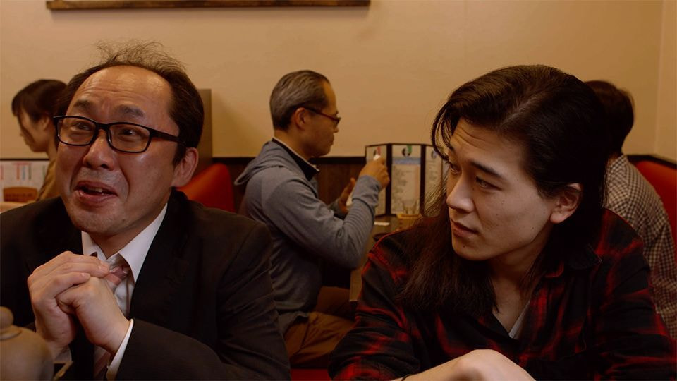居酒屋で飲むおじさんと若い男性