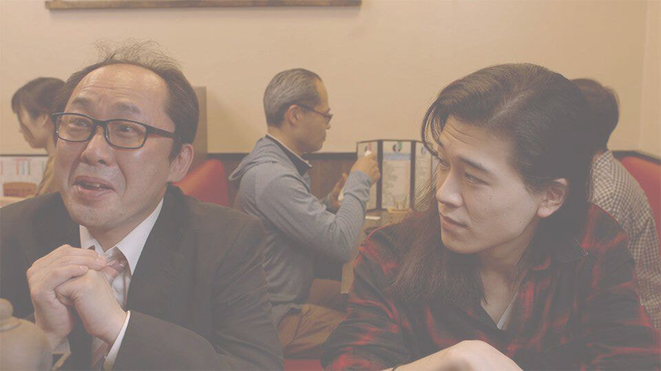 居酒屋で飲むおじさんと若い男性