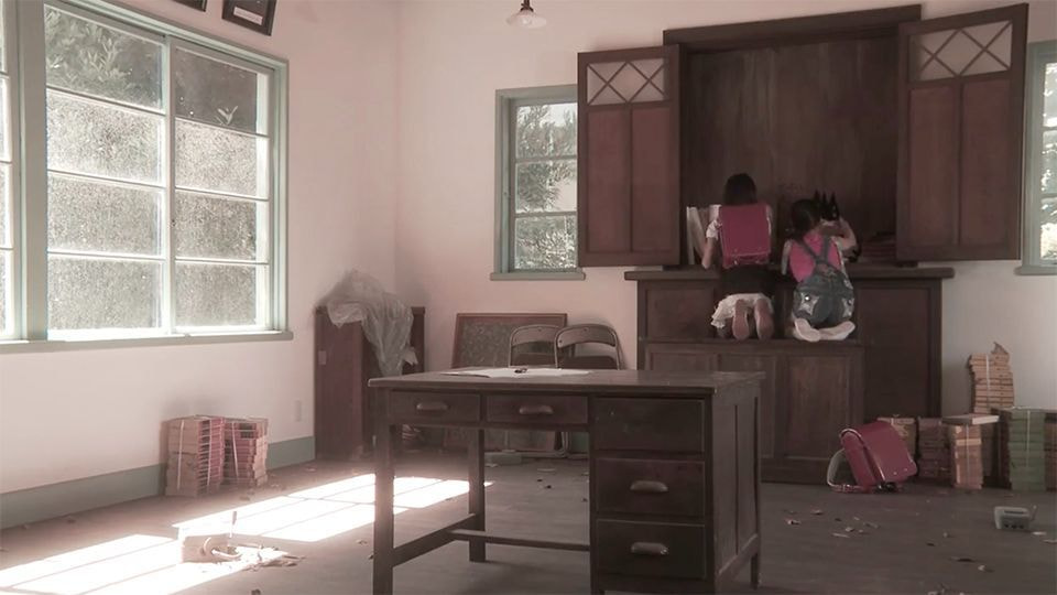 木造建築で遊ぶ女児2名