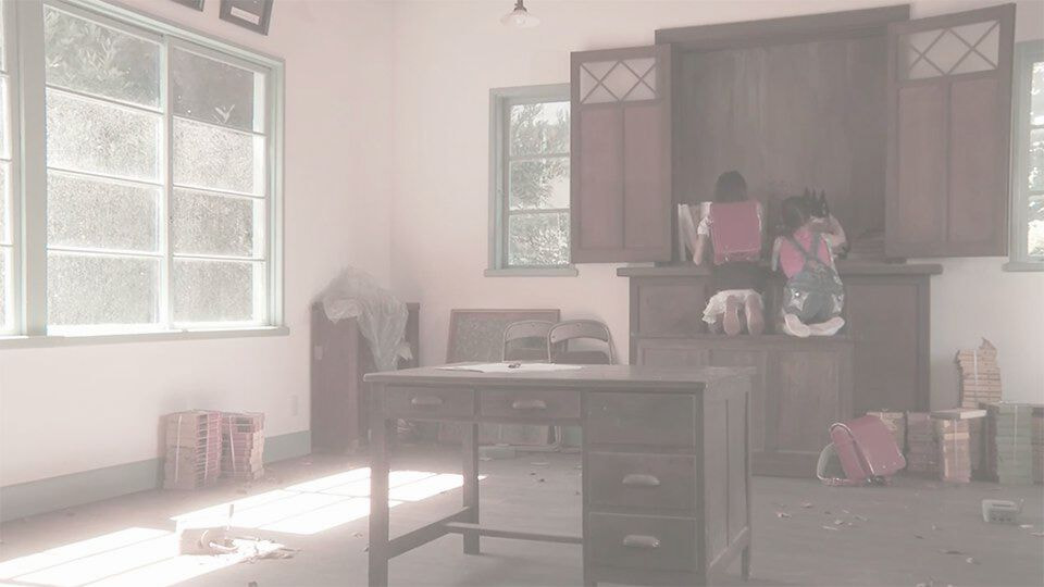 木造建築で遊ぶ女児2名