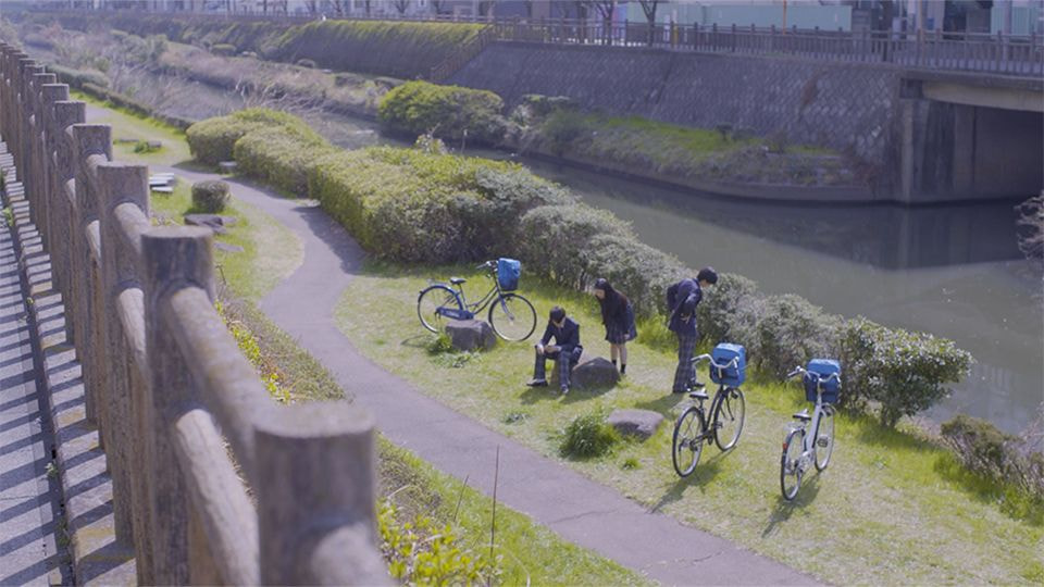 川辺で茫然とする男女