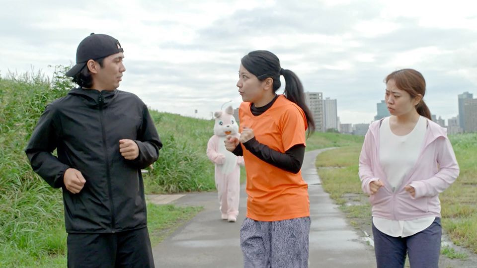 女の争い。3人を追ううさぎ