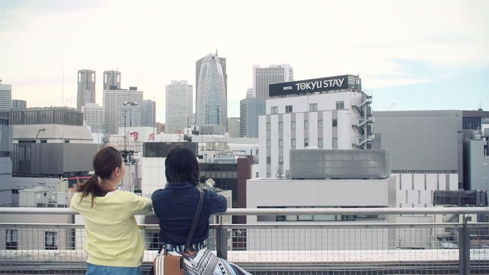 新宿の街並みを眺める２人